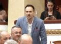“O psikopat…!”/ Redi Muçi e komplimenton për look-un e ri, shihni reagimin e Zegjine Çaushit (VIDEO)