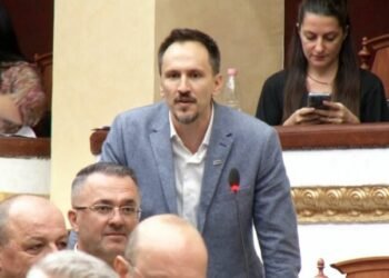 “O psikopat…!”/ Redi Muçi e komplimenton për look-un e ri, shihni reagimin e Zegjine Çaushit (VIDEO)
