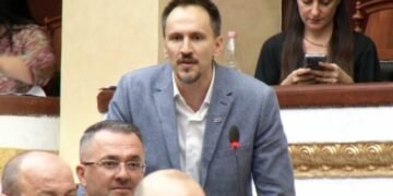 “O psikopat…!”/ Redi Muçi e komplimenton për look-un e ri, shihni reagimin e Zegjine Çaushit (VIDEO)