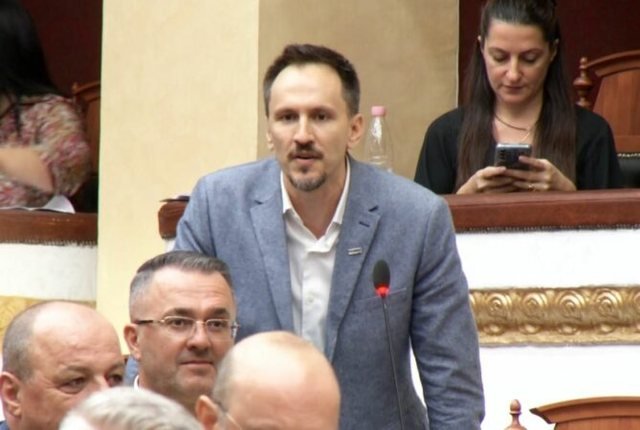 “O psikopat…!”/ Redi Muçi e komplimenton për look-un e ri, shihni reagimin e Zegjine Çaushit (VIDEO)