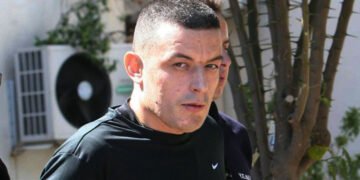 “Ule zërin e muzikës”/ Duhej të paraqitej të hënën në burg, Alket Rizai përfshihet në shkëmbim zjarri dhe…