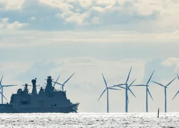 Tension në ujërat ndërkombëtare, fregata ruse lëshon dy raketa drejt një helikopteri danez