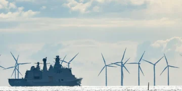 Tension në ujërat ndërkombëtare, fregata ruse lëshon dy raketa drejt një helikopteri danez