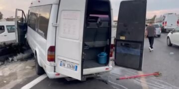 Furgoni del nga rruga në Kashar, disa pasagjerë të dëmtuar