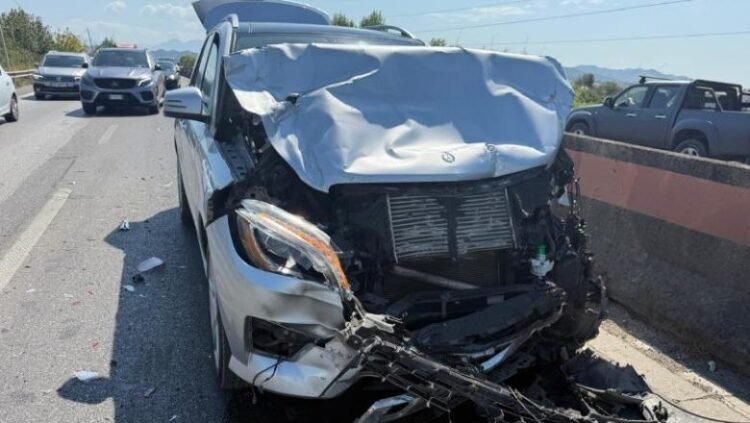 Aksident tragjik në autostradën Durrës-Tiranë, përplasen 5 automjete, 1 i vdekur