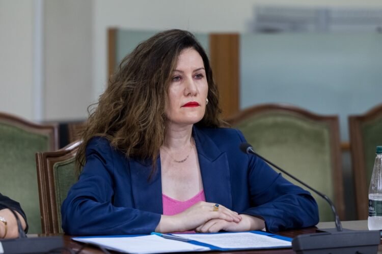 Nga Prishtina në krye të sekreteve të Tiranës/ Kush është Vlora Hyseni, gruaja që Rama e quajti “garanci” dhe sot hetohet për nxjerrje të sekretit shtetëror