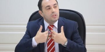 Denar Biba merr kontrollin e ndihmës shtetërore, shkrihet komisioni ekzistues