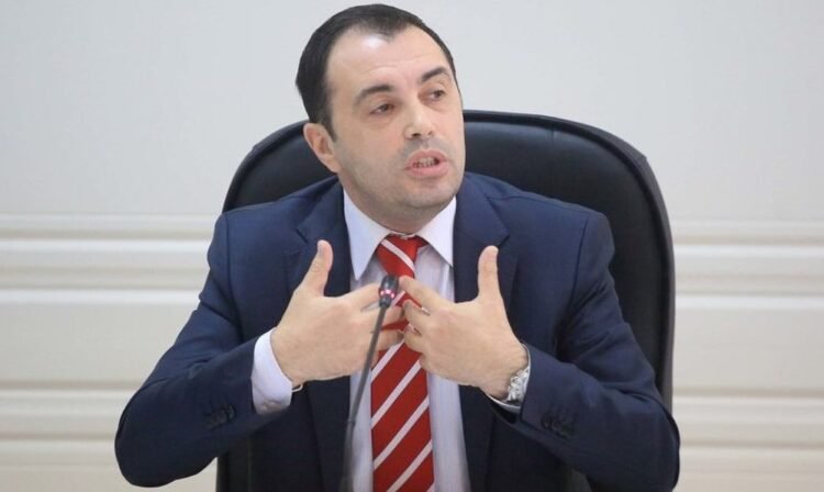Denar Biba merr kontrollin e ndihmës shtetërore, shkrihet komisioni ekzistues