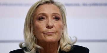 Franca drejt një përballjeje të fortë presidenciale, Le Pen dhe Mélenchon kryesojnë sondazhet për vitin 2027