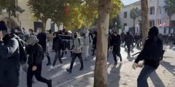 Dita e tretë e protestës, gjimnazistët dhe studentët bojkotojnë mësimin dhe mblidhen para Parlamentit