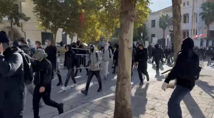 Dita e tretë e protestës, gjimnazistët dhe studentët bojkotojnë mësimin dhe mblidhen para Parlamentit