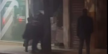 Pamje të rënda dhune te Medreseja në Tiranë, efektivët e Shqiponjave godasin dhe tërheqin zvarrë të rinjtë