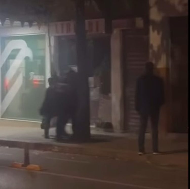 Pamje të rënda dhune te Medreseja në Tiranë, efektivët e Shqiponjave godasin dhe tërheqin zvarrë të rinjtë