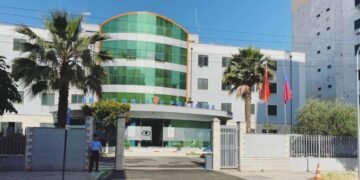 I grabiti me dhunë dy varëse floriri një gruaje në rrugë, arrestohet 40-vjeçari në Durrës!