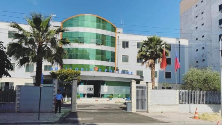I grabiti me dhunë dy varëse floriri një gruaje në rrugë, arrestohet 40-vjeçari në Durrës!