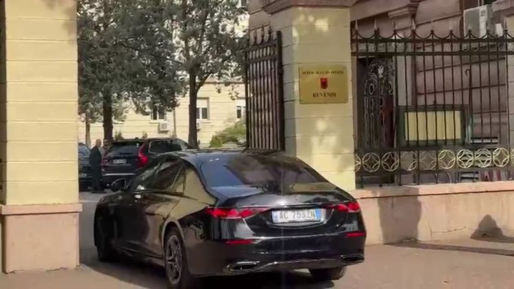 Mbledhja e grupit parlamentar të PS, Rama mbërrin në Kryesinë e Kuvendit! (Nuk lejohen mediat)