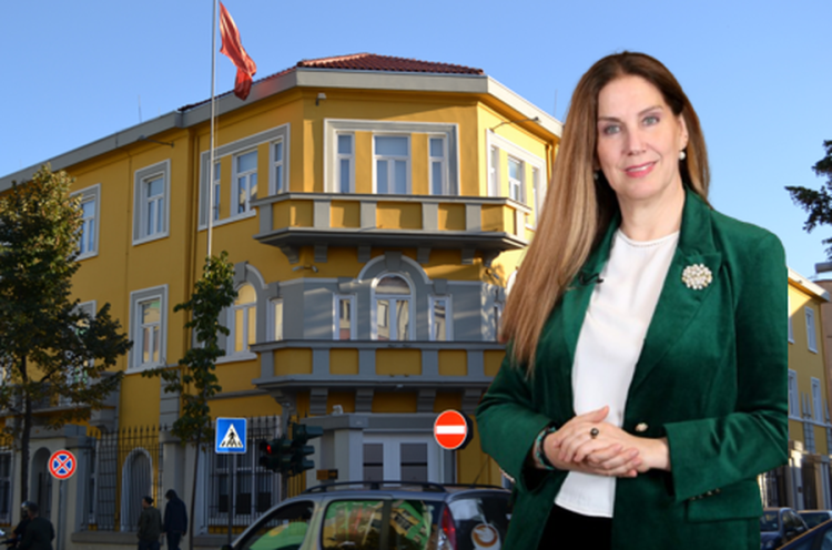 Kod i ri Etike në arsim: Jo veshje ekstravagante dhe makeup-i i tepërt, fikni telefonat në takim me ministren Kumbaro