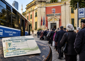 Aboneja falas dhe poshtërimi publik i pensionistëve në dyert e Bashkisë