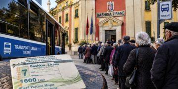 Aboneja falas dhe poshtërimi publik i pensionistëve në dyert e Bashkisë