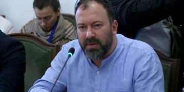 Pasi shpërfillën kundërshtitë e qytetarëve, Mazniku shpjegon “fjalorin” e reformës territoriale: Bashkitë nuk shkrihen, thjesht zhduken duke u “bashkuar”