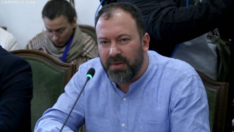 Pasi shpërfillën kundërshtitë e qytetarëve, Mazniku shpjegon “fjalorin” e reformës territoriale: Bashkitë nuk shkrihen, thjesht zhduken duke u “bashkuar”