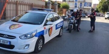 “Pse i shkruan motrës në Instagram”/ Vëllezërit i zënë pritë dhe dhunojnë policin në Krujë, shpallen në kërkim