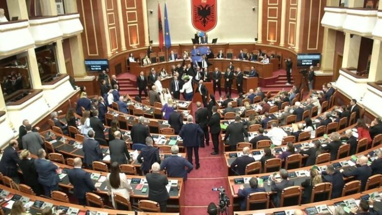 Miratohet me 85 vota pro Reforma Territoriale, shkrihen 15 bashki