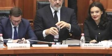 Ciu ciu gjithë ditën, por Braçe dhe Spiropali votojnë si çeçua shkrirjen e bashkive siç e kërkoi Rama