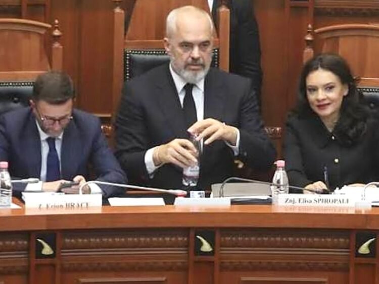 Ciu ciu gjithë ditën, por Braçe dhe Spiropali votojnë si çeçua shkrirjen e bashkive siç e kërkoi Rama