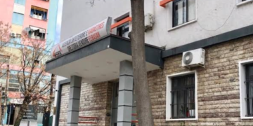Qëndroi vetëm 3 orë në detyrë/ Everest Kazheli jep dorëheqjen si drejtor i Kadastrës në Elbasan, ja kush emërohet