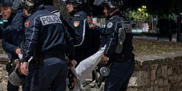 19-vjeçari u tërhoq zvarrë me këmbë të thyer, pezullohen 5 efektivë dhe shefi i Rendit
