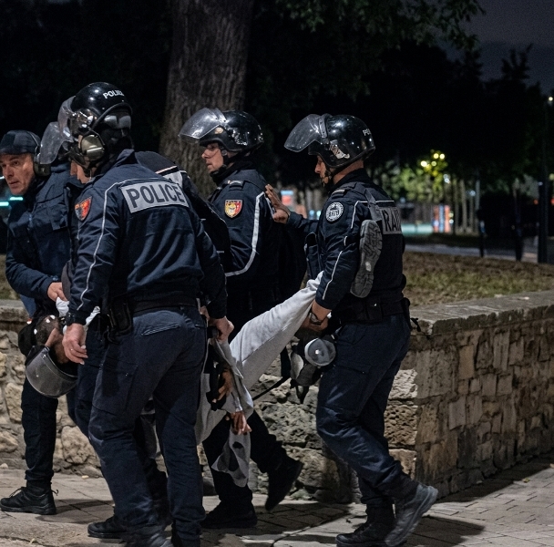 19-vjeçari u tërhoq zvarrë me këmbë të thyer, pezullohen 5 efektivë dhe shefi i Rendit