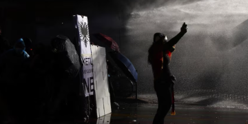 “Reuters” jehonë protestës së studentëve në Tiranë
