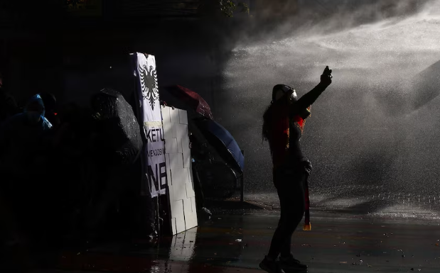 “Reuters” jehonë protestës së studentëve në Tiranë