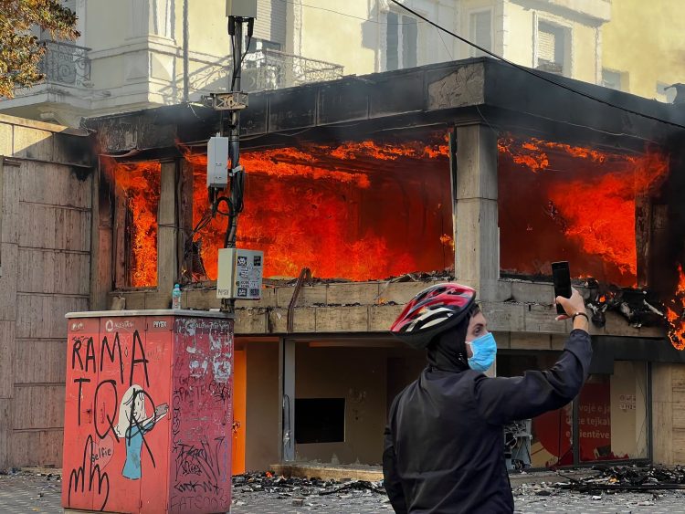 Reuters për protestën në Tiranë: Shpërthim i dhunshëm i pakënaqësisë kundër Edi Ramës