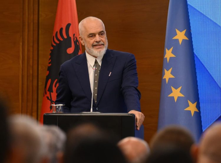141 pedagogë kërkojnë dorëheqjen e Ramës dhe krijimin e një qeverie kujdestare