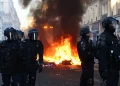 Protesta, dhunë, shtetrrethim: Nga Franca deri në Shqipëri, pse rebelohet rinia e Europës