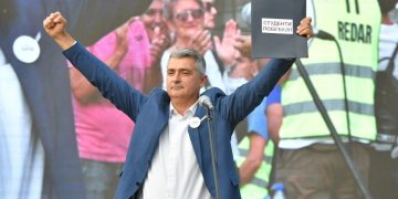 Kush është kardiologu që rrëzoi Vuçiç pas 14 vitesh në pushtet