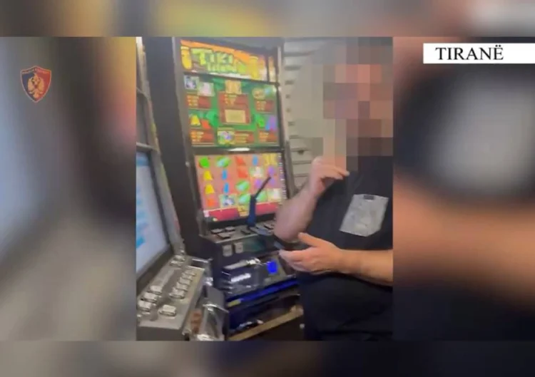 Tiranë/ Modifikonin makineta të kontrabanduara për lojërat e fatit, 2 të arrestuar