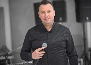 Akuzohet për përndjekje të të miturave, arrestohet këngëtari fierak