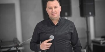 Akuzohet për përndjekje të të miturave, arrestohet këngëtari fierak