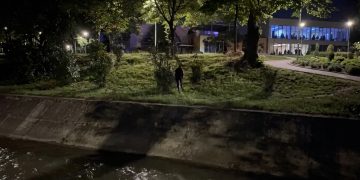 Protestuesit hedhin Klevis Balliun në Lanë (VIDEO)