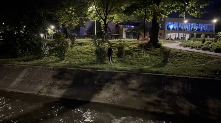 Protestuesit hedhin Klevis Balliun në Lanë (VIDEO)