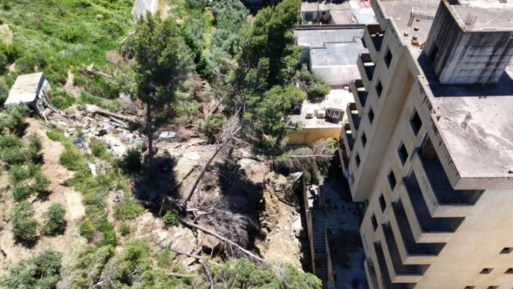 Rrëshqitja e kodrës së Currilave, rrezik për pallatet buzë detit