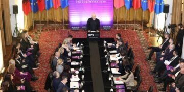 Mbledhja e grupit të PS, Rama: Kush nuk voton Reformën territoriale le të ikë