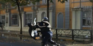 U përplas dhunshëm në tokë nga polici gjatë protestës, motra e të riut: Ka fraktura në kafkë dhe shtyllën kurrizore