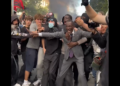 Video/ Kryebashkiaku francez bëhet “mburojë” për studentët, përballet me policinë!