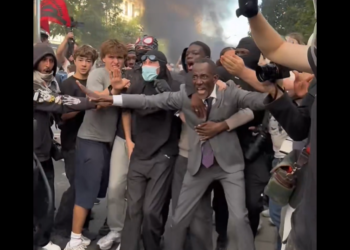 Video/ Kryebashkiaku francez bëhet “mburojë” për studentët, përballet me policinë!