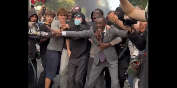 Video/ Kryebashkiaku francez bëhet “mburojë” për studentët, përballet me policinë!