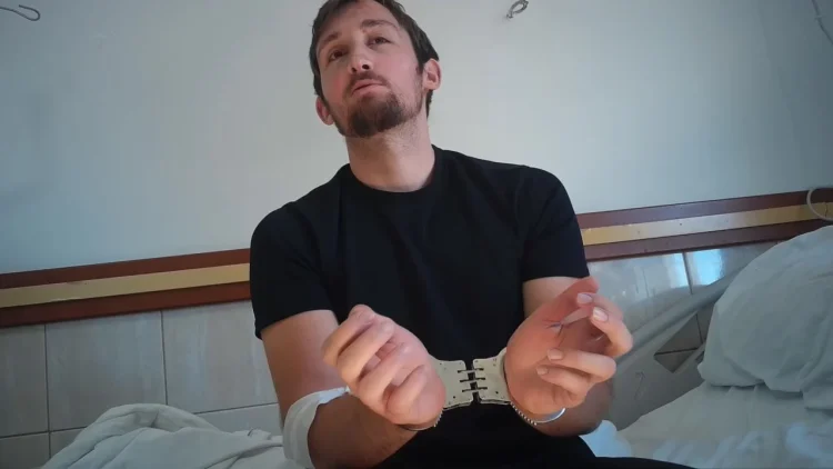 Ruhet me dy policë, si me qenë kriminel i rrezikshëm – Klevi Metaj rrëfen me pranga nga shtrati i spitalit përballjen me 6 policët